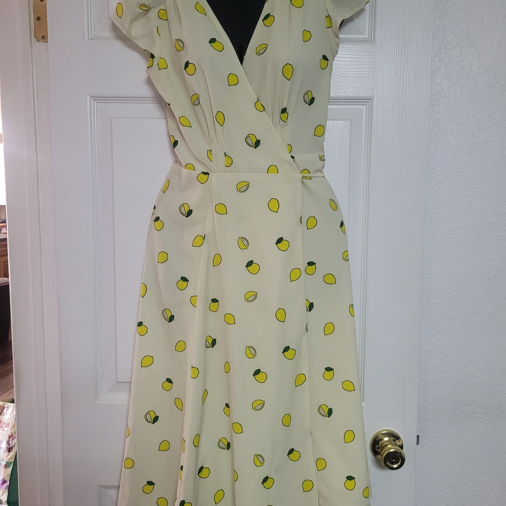Chic White Midi Wrap Dress with Lemon Print - Picture 2 of 8